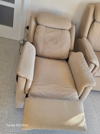 Due poltrone in pelle beige