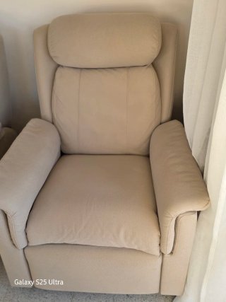 Due poltrone in pelle beige