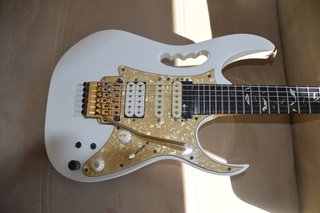 Guitarra Ibanez JEM 7V-WH, Sustainer