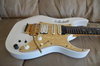 Guitarra Ibanez JEM 7V-WH, Sustainer