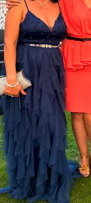 Vestido de fiesta azul marino con volantes