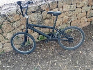 Bicicleta BMX negra