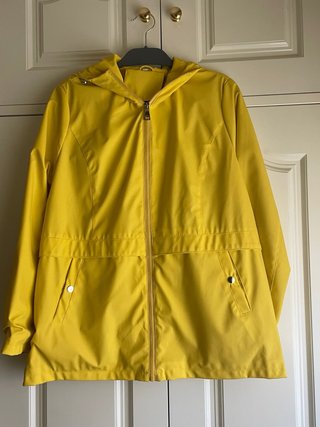 Chaqueta impermeable amarilla con capucha