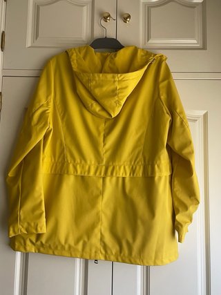 Chaqueta impermeable amarilla con capucha