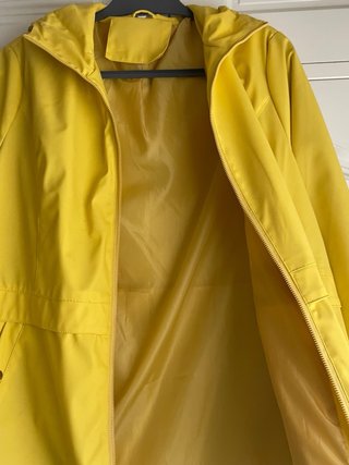 Chaqueta impermeable amarilla con capucha
