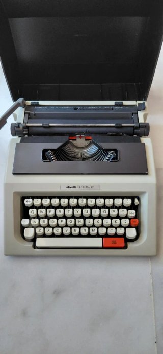 Máquina de escribir Olivetti Lettera 42