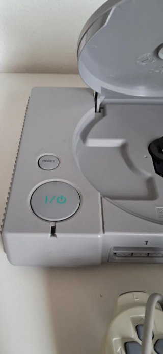 PlayStation 1 PAL con joystick senza cavetteria.