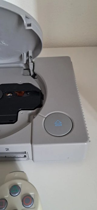 PlayStation 1 PAL con joystick senza cavetteria.