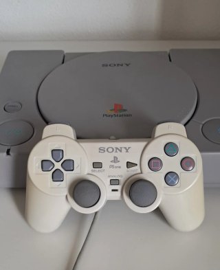 PlayStation 1 PAL con joystick senza cavetteria.