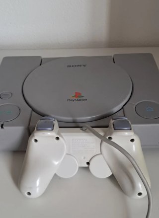 PlayStation 1 PAL con joystick senza cavetteria.