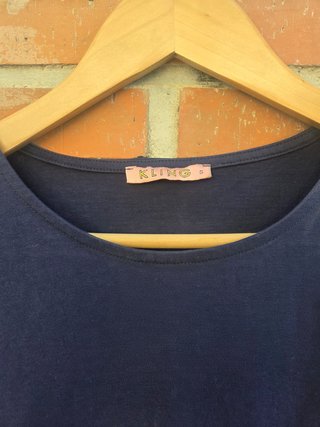 Camiseta Kling azul marino con lazo