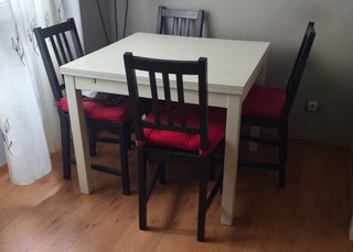 Mesa de comedor de madera blanca y negra