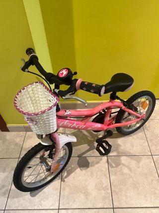 Bicicleta infantil rosa con cesta