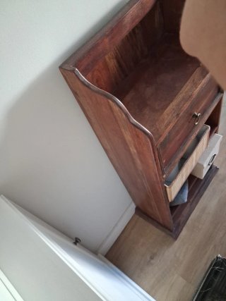 Mueble de madera con cajón y estantes