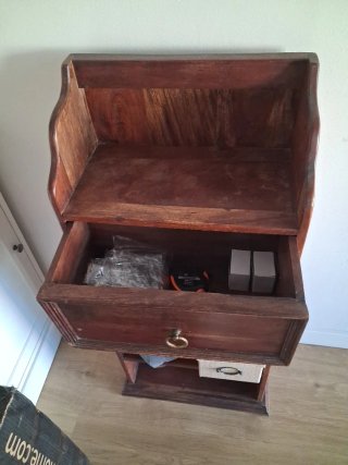 Mueble de madera con cajón y estantes