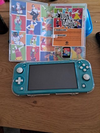 Nintendo Switch Lite Turchese con un gioco