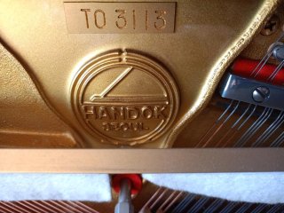 Piano Vertical Handok + Banqueta + Lámpara
