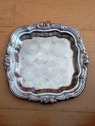 Bandeja de metal plateada