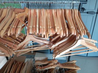 Lote 100 Perchas Madera alta calidad