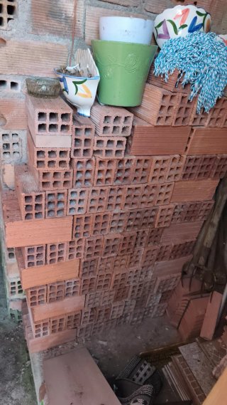 Ladrillos y macetas