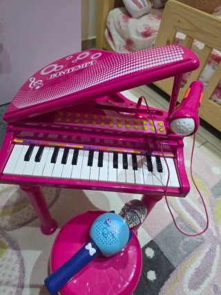 Pianoforte giocattolo rosa con 2 microfoni