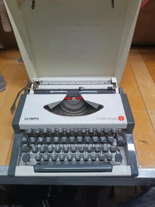 Máquina de escribir Olympia Traveller de Luxe