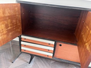 Aparador Vintage Madera y Metal restaurado.