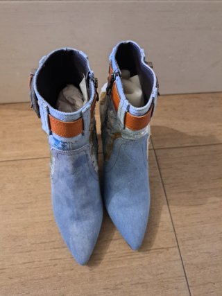 Botines vaqueros azules y naranjas