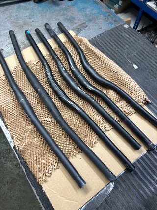 Varios manillares de BTT de diámetro 31,8mm