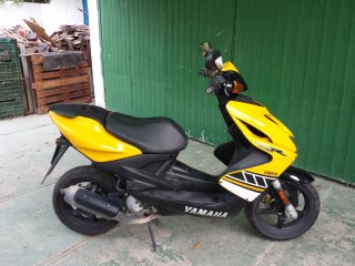 Yamaha Aerox Scooter Amarillo y Negro