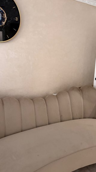 Sofá beige de terciopelo