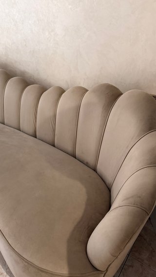 Sofá beige de terciopelo