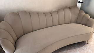 Sofá beige de terciopelo