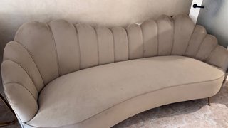 Sofá beige de terciopelo