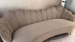 Sofá beige de terciopelo