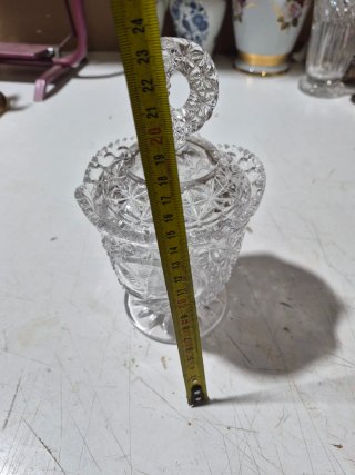 Jarron de cristal tallado con tapa