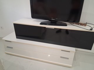 Mueble de salón moderno blanco y negro
