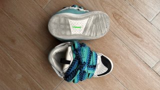 Scarpe sneakers bianche e azzurre
