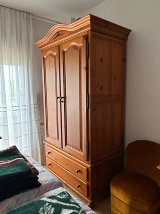 Armario de madera maciza