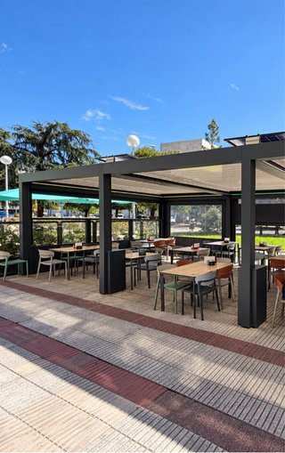 Módulos de terraza metálicos negros