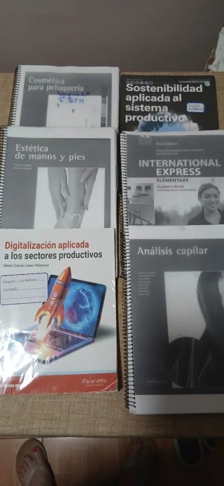 Libros 1 curso de Peluquería del Grado Medio.