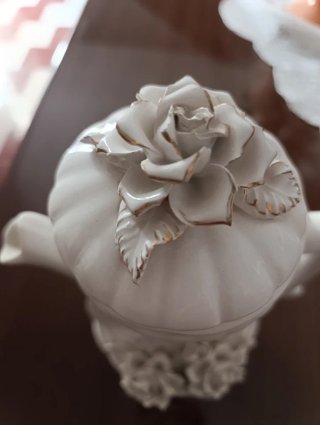 Jarra cerámica antigua decorada con rosas