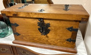 Cofre antiguo de madera y metal