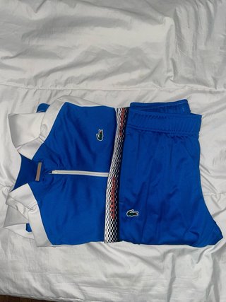 Conjunto deportivo Lacoste azul y blanco