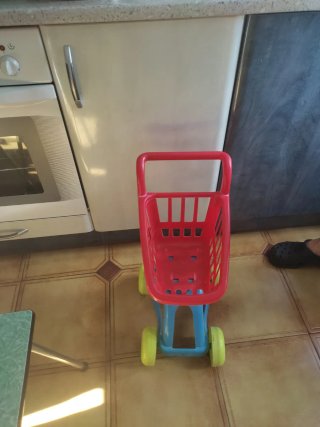 Carrito de compra infantil rojo y azul
