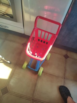 Carrito de compra infantil rojo y azul