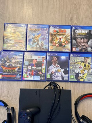 PS4 (PlayStation 4) con mando y juegos