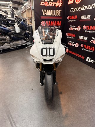 YAMAHA R1 RACE