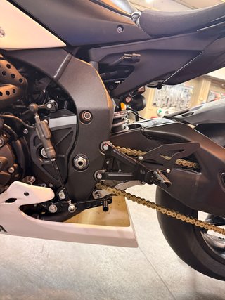 YAMAHA R1 RACE