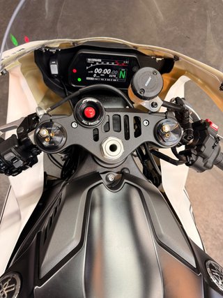 YAMAHA R1 RACE
